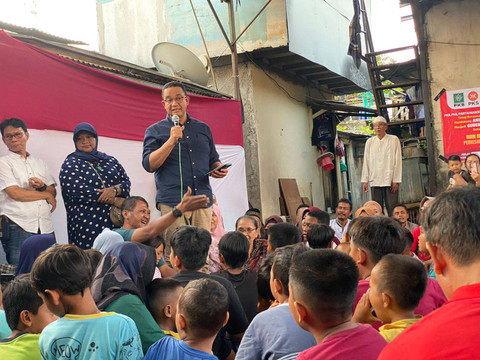 Anies Baswedan bersama warga Taman Kota, Kembangan Utara, Jakarta Barat pada Jumat (9/8). Anies mendengar keluhan, aspirasi, dan berikan hadiah pada anak-anak. Foto: Abid Raihan/kumparan