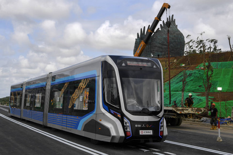 Teknisi asal China mengoperasikan rangkaian gerbong kereta otonom atau Autonomous Rail Rapid (ART) saat akan menjalani pengisian daya di IKN, Penajam Paser Utara, Kalimantan Timur, Jumat (9/8/2024). Foto: ANTARA FOTO/M Risyal Hidayat
