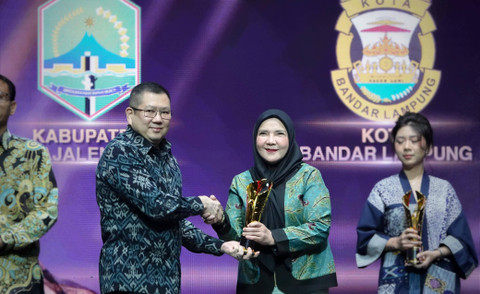 Anugerah Pemimpin Daerah Awards 2024 yang diberikan oleh Executive Chairman MNC Group Harytanoe Soedibjo kepada Walikota Bandar Lampung Eva Dwiana | Foto : Diskominfo Bandar Lampung
