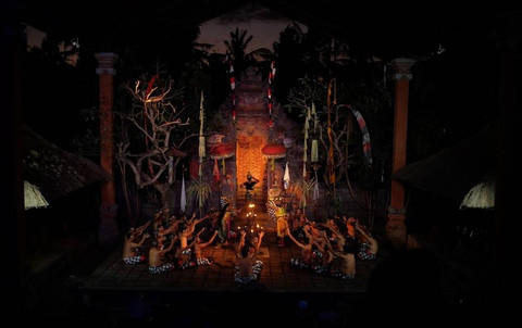 Ilustrasi Keindahan suatu Karya Tari Ditunjukkan dengan Media Utama berupa Gerakan       Sumber Unsplash/Aminoz Acid