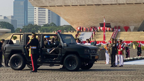 Proses pemindahan duplikat bendera merah putih dan teks proklamasi ke dalam mobil Maung Pindad. Foto: Abid Raihan/kumparan