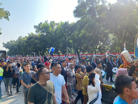 Suasana kirab duplikat bendera merah-putih dan teks proklamasi Monas-IKN pada Sabtu (9/8/2024). Foto: Abid Raihan/kumparan