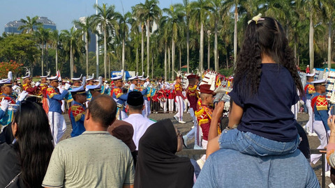 Suasana kirab duplikat bendera merah-putih dan teks proklamasi Monas-IKN pada Sabtu (9/8/2024). Foto: Abid Raihan/kumparan
