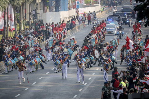 Suasana kirab bendera merah putih dalam rangka HUT ke-79 Kemerdekaan RI saat melintas di kawasan Patung Kuda, Jakarta, Sabtu (10/8/2024). Foto: Jamal Ramadhan/kumparan
