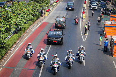 Sejumlah iring-iringan kendaraan pembawa duplikat bendera merah putih dan teks proklamasi melintasi kawasan Pancoran untuk menuju Bandara Halim Perdanakusuma di Jakarta, Sabtu (10/8/2024). Foto: Jamal Ramadhan/kumparan