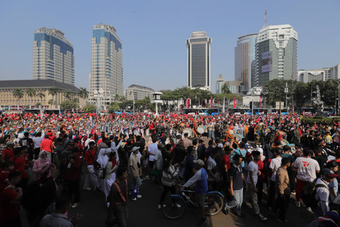 Suasana kirab bendera merah putih dalam rangka HUT ke-79 Kemerdekaan RI saat melintas di kawasan Patung Kuda, Jakarta, Sabtu (10/8/2024). Foto: Jamal Ramadhan/kumparan
