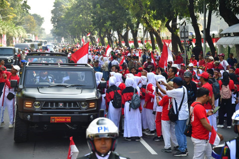 Kirab duplikat Bendera Merah Putih dan Naskah Teks Proklamasi dari Monas ke Lanud Halim Perdanakusuma. Foto: Rusman/Biro Pers Sekretariat Presiden