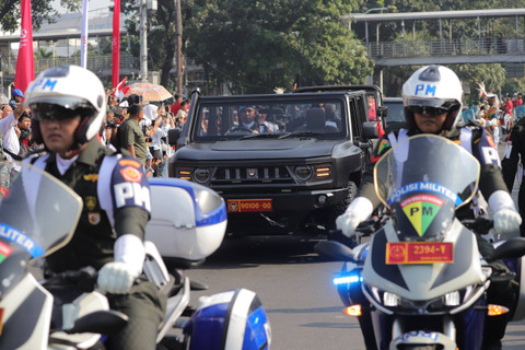 Rombongan tim Purna Paskibraka 2023 membawa replika Bendera Pusaka Merah Putih dan Naskah Teks Proklamasi saat melintas di Bundaran HI,Jakarta Pusat,Sabtu (10/8/2024). Foto: Jamal Ramadhan/kumparan