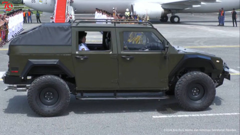 Tim Purna Paskibraka 2023 membawa replika Bendera Pusaka Merah Putih dan Naskah Teks Proklamasi menaiki mobil Maung Pindad saat tiba di Bandara Internasional Sultan Aji Muhammad Sulaiman Sepinggan, Balikpapan, Sabtu (10/8/2024).  Foto: YouTube/Sekretariat Presiden