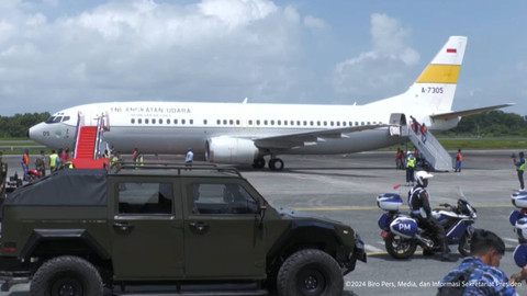 Pesawat yang berisi purna Paskibraka 2023 membawa replika Bendera Pusaka Merah Putih dan Naskah Teks Proklamasi menaiki mobil Maung Pindad saat tiba di Bandara Internasional Sultan Aji Muhammad Sulaiman Sepinggan, Balikpapan, Sabtu (10/8/2024).  Foto: YouTube/Sekretariat Presiden
