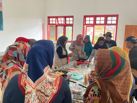 Sejumlah ibu-ibu PKK di Bunaken sedang membuat keripik sukun bersama mahasiswa KKN UGM. Foto: Resti Damayanti/Pandangan Jogja