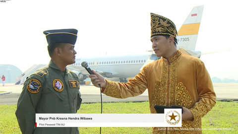 Pilot yang membawa pesawat berisi purna Paskirbraka 2023 Mayor Pnb Kresna Hendra Wibowo menjawab pertanyaan wartawan saat kirab membawa replika Bendera Pusaka Merah Putih dan Naskah Teks Proklamasi di Bandara Lanud Halim, Jakarta, Sabtu (10/8/2024).  Foto: YouTube/Sekretariat Presiden