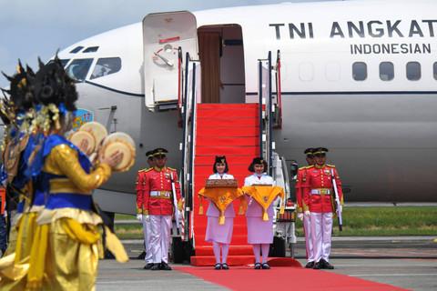 Tim Purna Paskibraka 2023 pembawa duplikat bendera Merah Putih  dan pembawa naskah teks proklamasi  berjalan keluar pesawat saat tiba di Bandara Internasional Sultan Haji Muhammad Sulaiman, Balikpapan, Kalimantan Timur, Sabtu (10/8/2024). Foto: M Risyal Hidayat/ANTARA FOTO