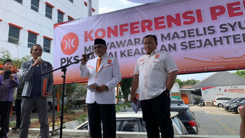 Presiden PKS Ahmad Syaikhu memberikan keterengan pers di Kantor DPP PKS, Jakarta, Sabtu (10/8/2024). Foto: Luthfi Humam/kumparan