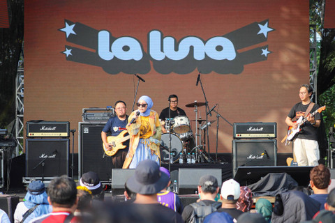Band pop asal Bandung La Luna tampil di The 90's Festival, Gambir Expo Kemayoran, Jakarta, Sabtu (10/8/2024). Foto: Iqbal Firdaus/kumparan