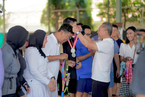 Zulkifli Hasan bermain tenis dengan sejumlah kader PAN, Sabtu (10/8). Foto: Dok. Istimewa