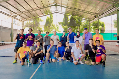 Zulkifli Hasan bermain tenis dengan sejumlah kader PAN, Sabtu (10/8). Foto: Dok. Istimewa