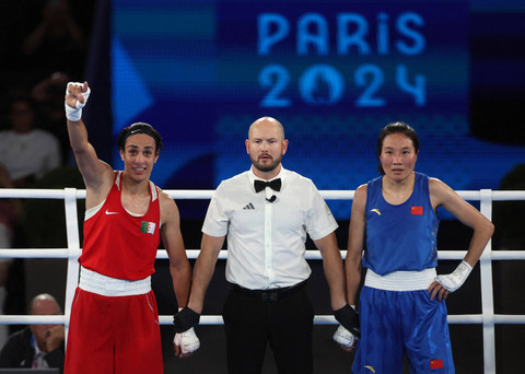 Petinju Aljazair Imane Khelif sabet medali emas di cabor tinju perempuan kelas 66 kg (Welterweight) di Roland-Garros Stadium, Paris, Jumat (9/8/2024). Foto: Pilar Olivares/Reuters