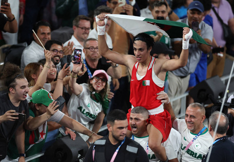 Petinju Aljazair Imane Khelif sabet medali emas di cabor tinju perempuan kelas 66 kg (Welterweight) di Roland-Garros Stadium, Paris, Jumat (9/8/2024). Foto: Pilar Olivares/Reuters