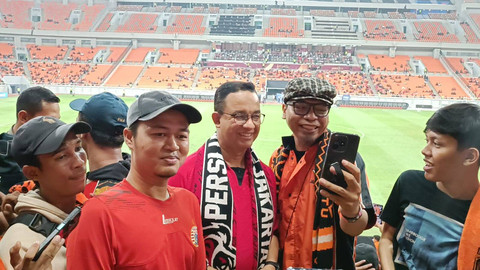 Anies Baswedan hadir dalam laga Persija Jakarta vs Barito Putera di Stadion Jakarta Internasional Stadium, Jakarta Utara, Sabtu (10/8). Foto: Fadlan Nuril Fahmi/kumparan