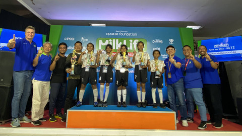 SDN Wonotingal juara Skill Challenge "1 on 1" di MilkLife Soccer Challenge Semarang Series 1 2024. Foto: Antika Fahira/kumparan