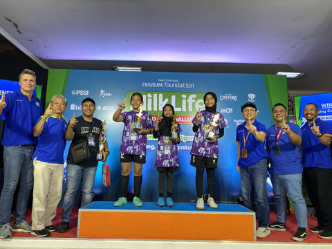 SDN Wonotingal juara Skill Challenge "passing & control" di MilkLife Soccer Challenge Semarang Series 1 2024. Foto: Antika Fahira/kumparan