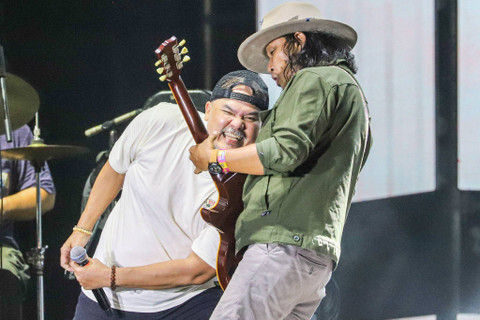 Grup musik Netral 92 ft Gugun Blues Shelter saat tampil si acara The 90's Festival di Gambir Expo Kemayoran, Jakarta, Sabtu (10/8/2024). Foto: Iqbal Firdaus/kumparan