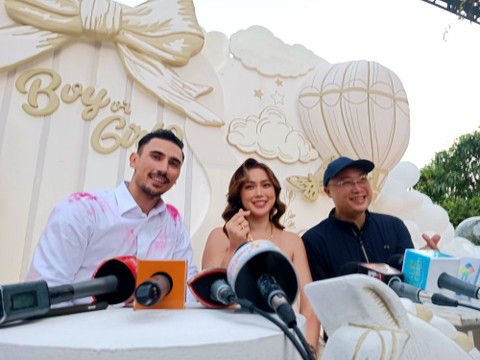 Jessica Iskandar dan Vincent Verhaag umumkan jenis kelamin buah hati mereka yang ketiga, di kawasan Kuningan, Jakarta Selatan, Sabtu (10/8)  Foto: Giovanni/kumparan