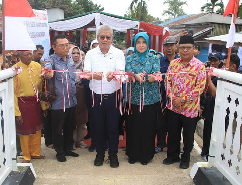 Pj Gubernur Kalbar, Harisson saat meresmikan Jembatan Putih di Kecamatan Segedong, Kabupaten Mempawah. Foto: Dok. Adpim Pemprov Kalbar. 