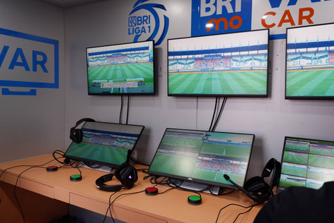 Truk Fuso Canter FE84G digunakan sebagai VAR Car saat laga pembuka Liga 1 musim 2024-2025 di Bandung, Jawa Barat. Foto: Aditya Pratama Niagara/kumparanOTO