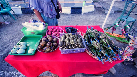 Para pedagang yang menjual sejumlah kuliner unik yang hanya dijual mendekati perayaan kemerdekaan RI di sepanjang Jalan Merdeka Palembang, Sabtu (10/8) Foto: ary priyanto/urban id