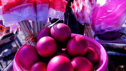 Telok abang atau telur merah yang juga salah satu diantara kuliner khas yang hanya dijual saat perayaan kemerdekaan RI di Palembang, Sabtu (10/8) Foto: ary priyanto/urban id