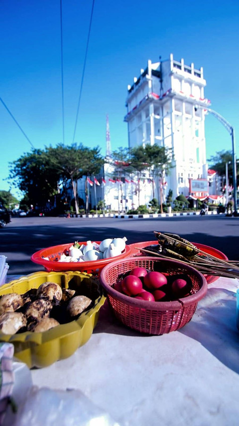 Kuliner khas tahunan mendekati perayaan kemerdekaan yang dijual di depan Gedung Wali Kota Palembang, Sabtu (10/8) Foto: ary priyanto/urban id
