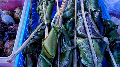 Lemper jepit yang juga kuliner tradisional yang hanya dijual saat perayaan kemerdekaan RI di Palembang, Sabtu (10/8) Foto: ary priyanto/urban id