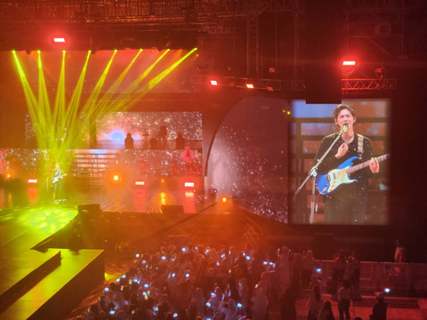 Penampilan Suho EXO saat konser di Jakarta yang digelar di Tennis Indoor, Sabtu (10/8). Foto: Ela Nurlaela/kumparan