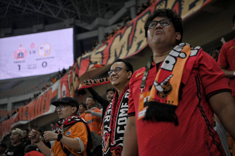 Anies Baswedan menyaksikan laga Liga 1 Persija Jakarta melawan Barito Putera di JIS, Sabtu (10/8/2024). Foto: Dok. Istimewa