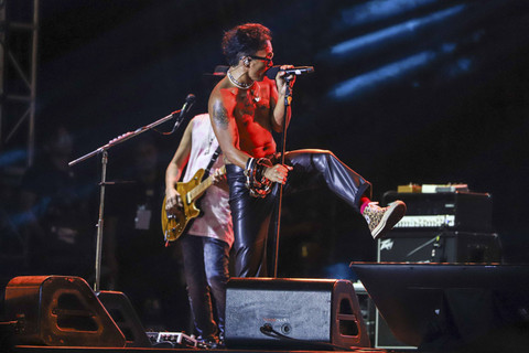 Grup musik Slank menutup rangkaian hari pertama The 90's Festival di Gambir Expo Kemayoran, Jakarta, Sabtu (10/8/2024). Foto: Iqbal Firdaus/kumparan