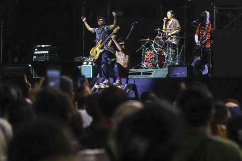 Grup musik Slank menutup rangkaian hari pertama The 90's Festival di Gambir Expo Kemayoran, Jakarta, Sabtu (10/8/2024). Foto: Iqbal Firdaus/kumparan