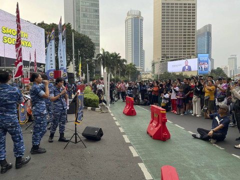 Swa Bhuwana Paksa Orchestra menghibur masyarakat yang berolahraga di car free day (CFD), di kawasan Bundaran HI, Jakarta Pusat, Minggu (11/8/2024). Foto: Fadhil Pramudya/kumparan