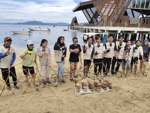 Petugas Balai Taman Nasional Bunaken dan mahasiswa KKN UGM menanam transplantasi terumbu karang dengan metode jaring laba-laba atau spider, Sabtu (10/8/2024). Foto: Arfiansyah Panji Purnandaru/kumparan