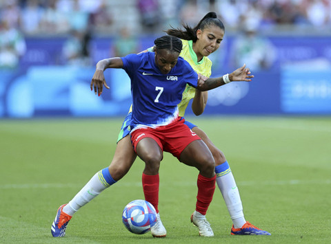 Lauren dari Brasil beraksi dengan Crystal Dunn dari Amerika Serikat saat pertandingan Brasil vs Amerika Serikat pada perebutan medali emas putri Olimpiade Paris 2024 di Parc des Princes, Paris, Prancis, Sabtu (10/8/2024). Foto: Isabel Infantes/REUTERS