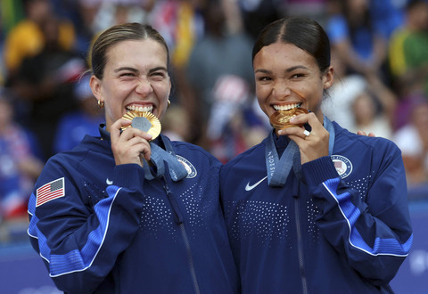 Peraih medali emas Samantha Coffey dari Amerika Serikat dan Sophia Smith dari Amerika Serikat merayakannya setelah upacara pada Olimpiade Paris 2024 di Parc des Princes, Paris, Prancis, Sabtu (10/8/2024). Foto: Isabel Infantes/REUTERS