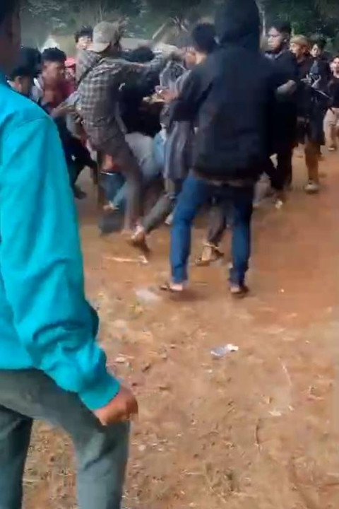 Bentrokan suporter di turnamen sepakbola dalam rangka HUT ke-79 RI di Cianjur. Foto: Dok. Istimewa