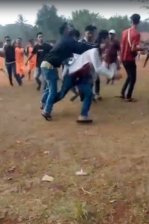 Bentrokan suporter di turnamen sepakbola dalam rangka HUT ke-79 RI di Cianjur. Foto: Dok. Istimewa