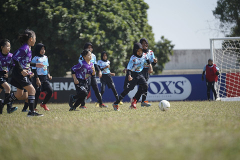 Semangat para siswi untuk bertanding dalam gelaran MilkLife Soccer Challenge - Semarang Series 1 2024 yang berlangsung di Stadion Undip Semarang tak pernah surut. Mereka mengerahkan kemampuan maksimal untuk meraih hasil terbaik. Foto: Dok. MilkLife Soccer Challenge