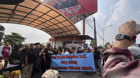 Pendukung Anies Baswedan gelar aksi mendesak PKS tetap dukung Anies di DPP PKS, Jakarta Selatan, Minggu (11/8/2024). Foto: Haya Syahira/kumparan