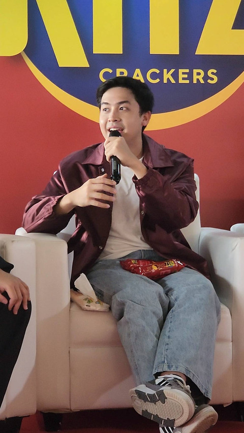 Jerome Polin dalam konferensi pers rebranding biskuit Ritz dengan formula resep dan rasa baru di Kopi Bangsa Jakarta (9/8/2024).  Foto: Azalia Amadea/kumparan 