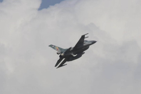 Tim Jupiter Aerobatik dan 1 Flight F-16, Tiba di Lanud Dhomber. Foto: Instagram/ @militer.udara
