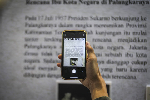 Pengunjung melihat instalasi tulisan sejarah Republik Indonesia (RI) dalam pameran Arsip Kepresidenan bertajuk Mari Ke Nusantara di Taman Ismail Marzuki, Jakarta, Minggu (11/8/2024).  Foto: Darryl Ramadhan/kumparan