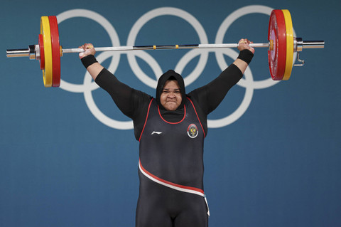 Nurul Akmal dari Indonesia beraksi pada cabang olahraga angkat besi +81kg Putri saat Olimpiade Paris 2024 di South Paris Arena 6, Paris, Prancis, Minggu (11/8/2024). Foto: Isabel Infantes/REUTERS